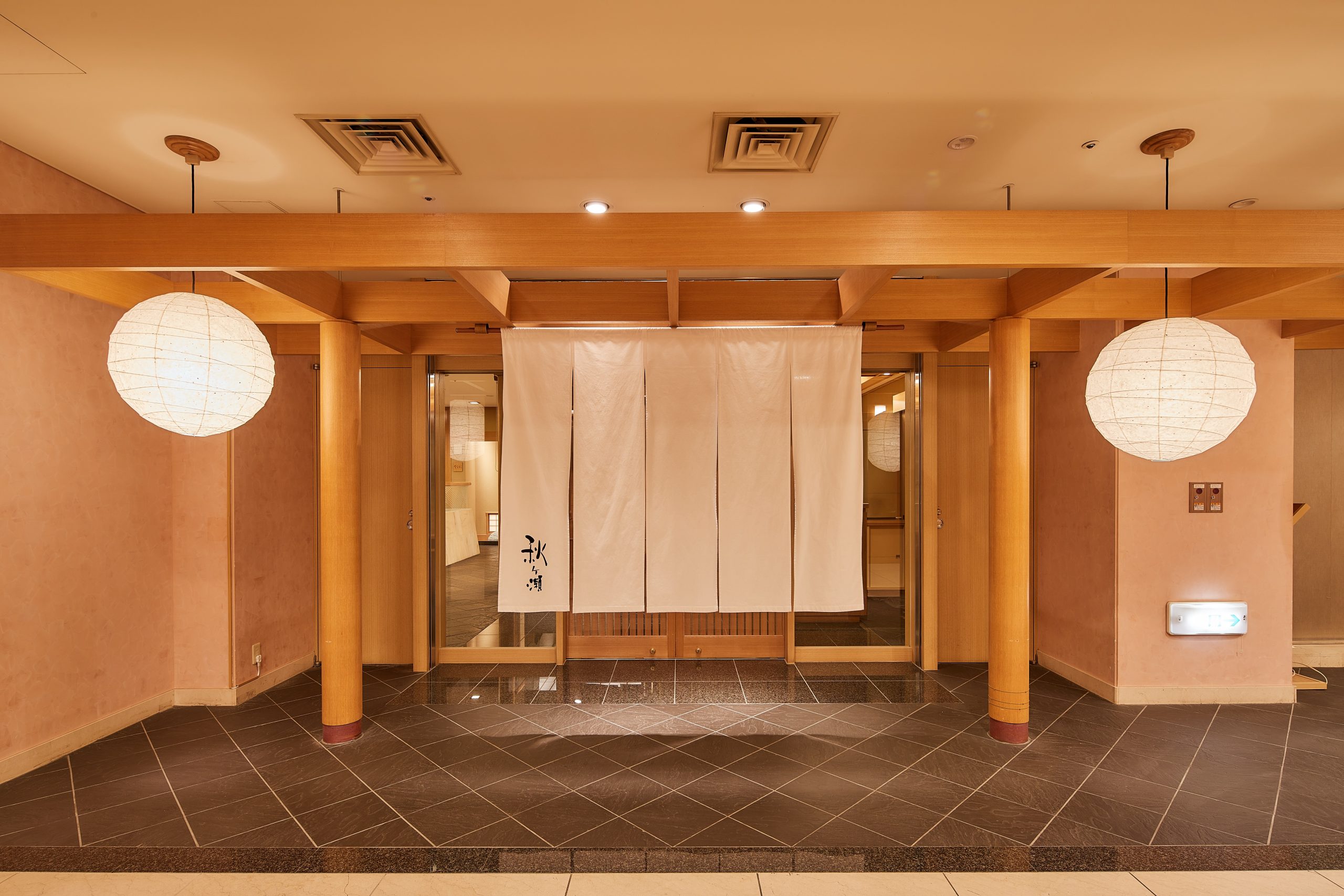 THE MARK GRAND HOTEL  レストランスタッフ